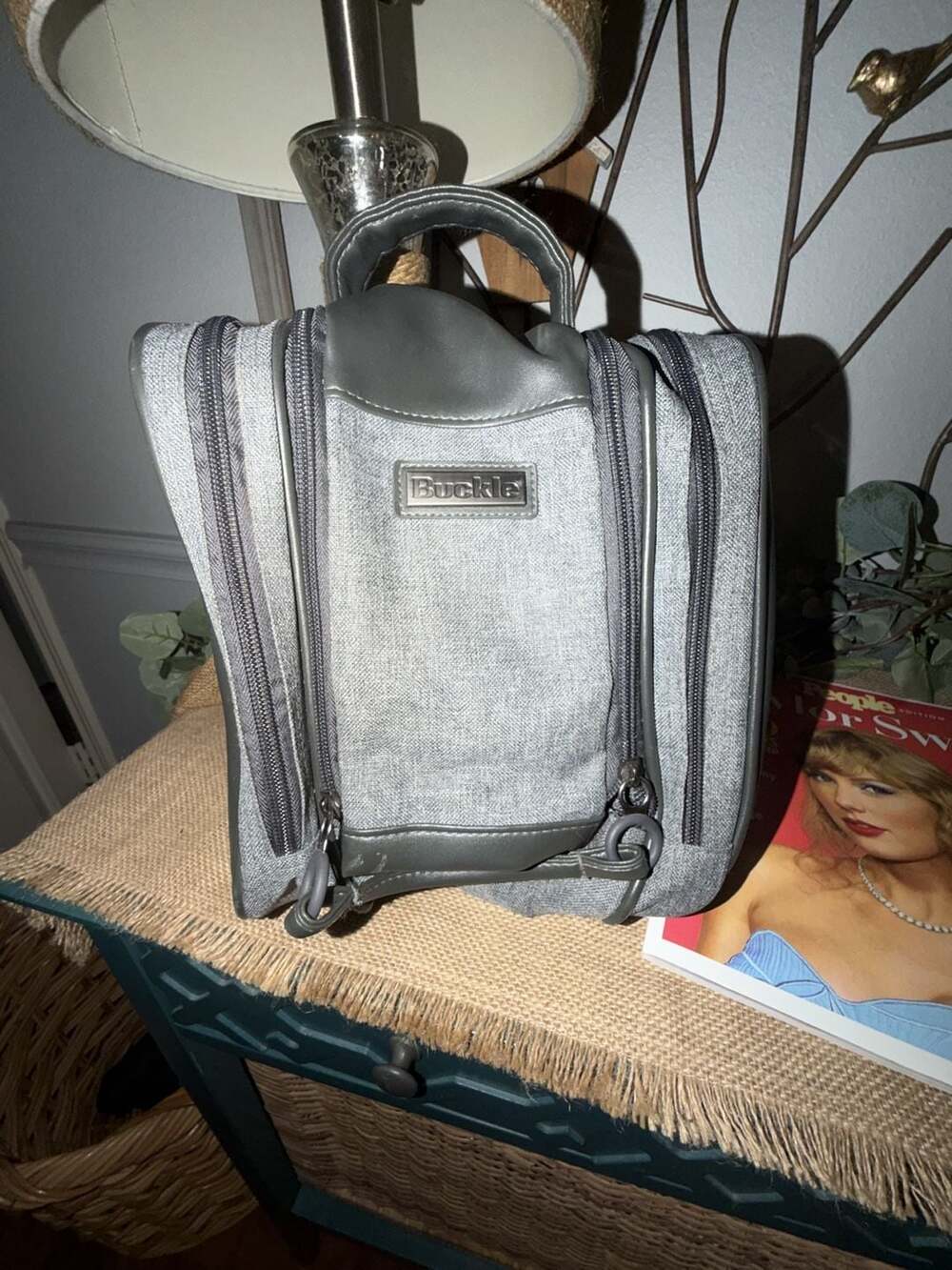 Buckle Brand Gray Hanging Travel Toiletry Bag / Dopp Kit
